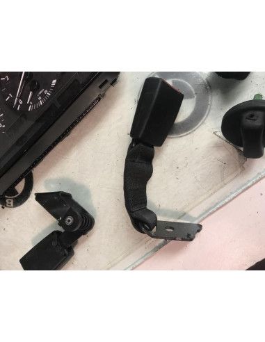 Attache ceinture arriere centrale BMW  