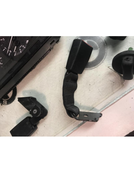 Attache ceinture arriere centrale BMW  
